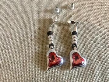 Zamak oorbellen (63) (34,- = 14,50) hartjes lang beschikbaar voor biedingen