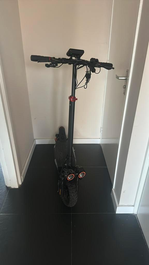 Elecktrische iscooter zo snel mogelijk weg, Fietsen en Brommers, Steps, Nieuw, Elektrische step (E-scooter), Ophalen