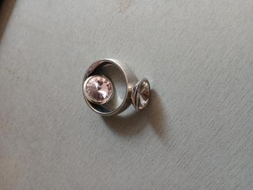 Ring met verwisselbare steen beschikbaar voor biedingen