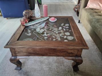 Opium tafel met vitrine beschikbaar voor biedingen