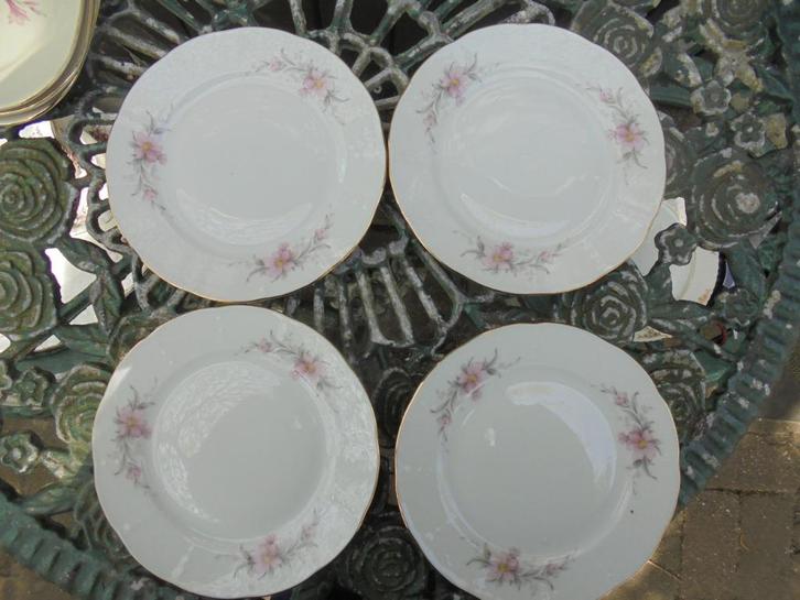 4 gebaksbordjes Thun Czechoslovakia met roze bloemen, Antiek en Kunst, Antiek | Servies los, Ophalen of Verzenden