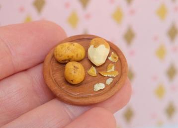 Poppenhuis Miniatuur Eten - Aardappels op Houten Plank beschikbaar voor biedingen
