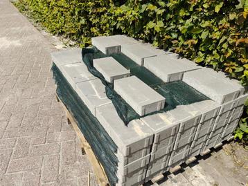 Restpartij van 30 stuks / 1,35m2 tegels van 15x30x6 cm beschikbaar voor biedingen