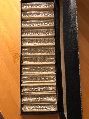 12 Glazen messenleggers / messensteun driehoekig beschikbaar voor biedingen