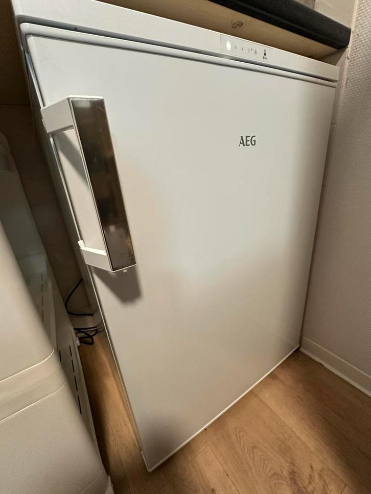 AEG RTB413D1AW Tafelmodel Koelkast + Vriesvak Wit, Witgoed en Apparatuur, Vriezers en Diepvrieskisten, Zo goed als nieuw, Ophalen