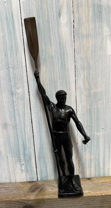 Art deco beeld van een roeier. beschikbaar voor biedingen