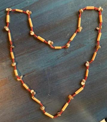 Ketting houtjes, rode kraaltjes en zilverkleurige schelpjes beschikbaar voor biedingen