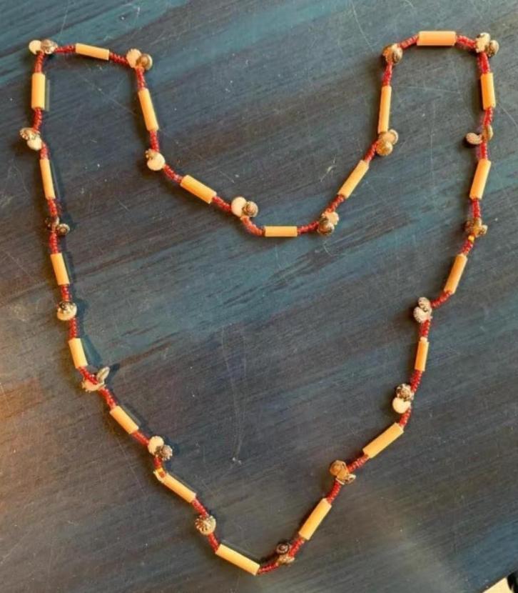 Ketting houtjes, rode kraaltjes en zilverkleurige schelpjes, Sieraden, Tassen en Uiterlijk, Kettingen, Zo goed als nieuw, Rood