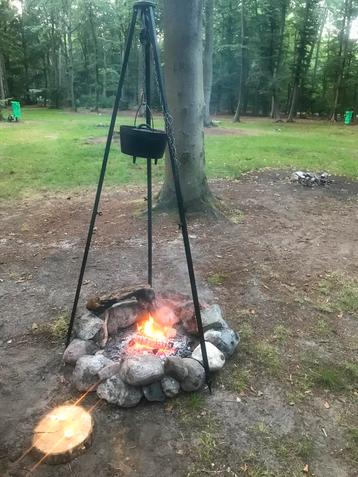 Outdoor cooking, driepoot met rooster, dutch ovens, groepen beschikbaar voor biedingen