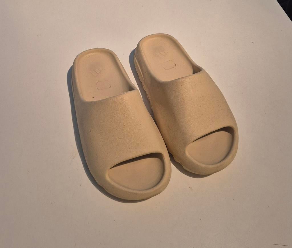 Yeezy Sliders 'Desert Sand' maat 44, Kleding | Heren, Schoenen, Ophalen of Verzenden, Zo goed als nieuw, Overige kleuren