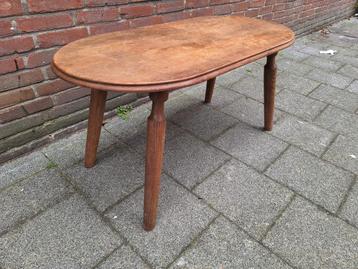 Vintage houten koffietafel beschikbaar voor biedingen