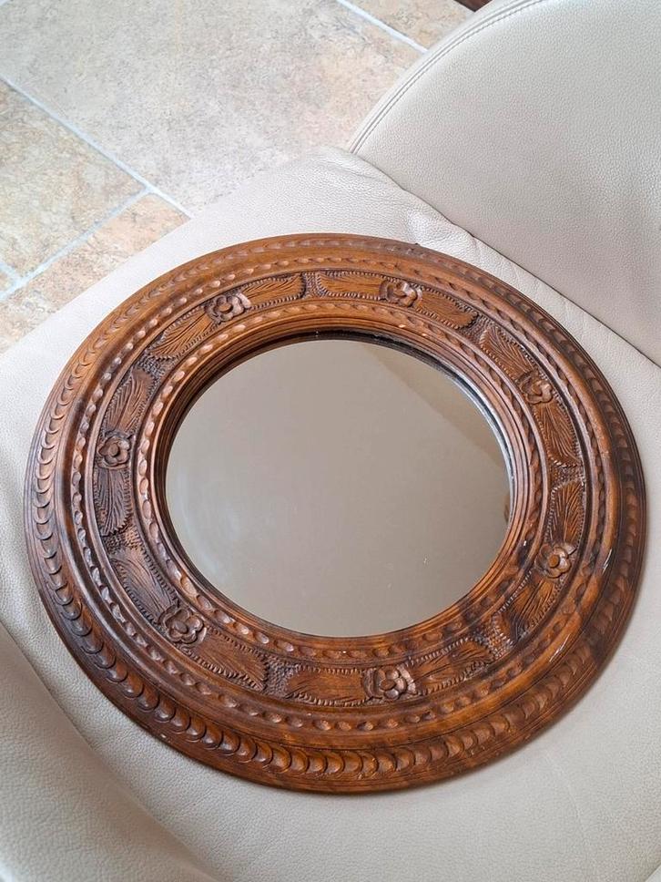 Ronde spiegel met houtsnijwerk, Antiek en Kunst, Antiek | Spiegels, Minder dan 50 cm, Minder dan 100 cm, Rond, Ophalen of Verzenden