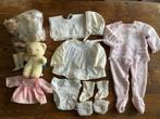 Leuk lotje met poppen kleertjes voor antieke pop en beertje, Verzenden, Gebruikt, Pop