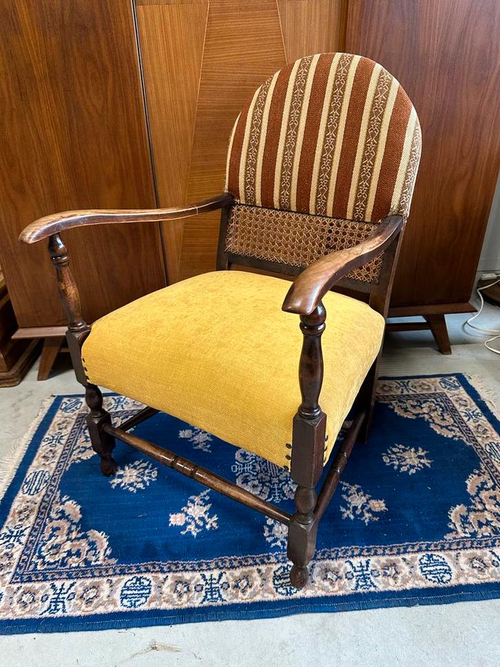 Vintage Houten Fauteuil met Geel Kussen, Antiek en Kunst, Antiek | Meubels | Stoelen en Banken, Ophalen