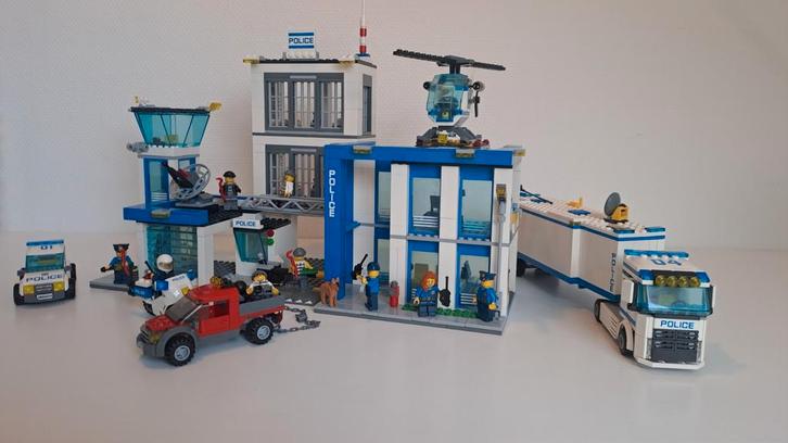 LEGO City Politiebureau -60047 + Politie Truck + 4437+60042+, Kinderen en Baby's, Speelgoed | Duplo en Lego, Zo goed als nieuw