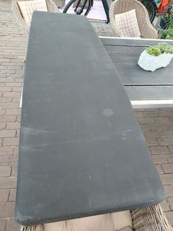 Lounge kussens groot 208cmX60cmX7cm en een van ongeveer 50cm beschikbaar voor biedingen