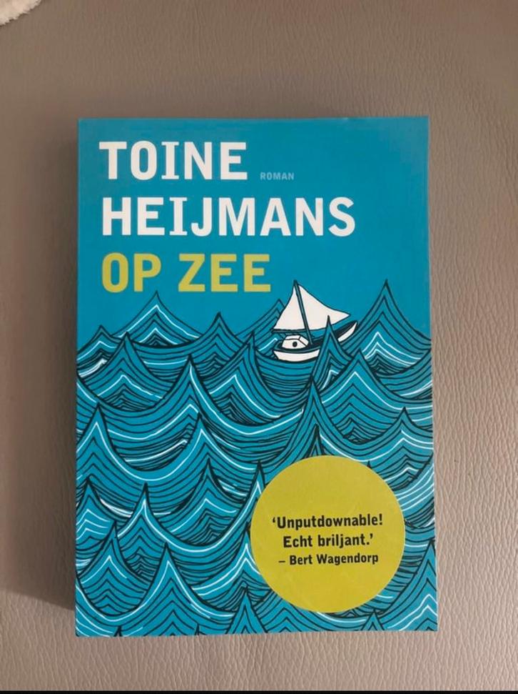 Toine Heijmans - Op zee - Nieuw, Boeken, Romans, Nieuw, Nederland, Ophalen of Verzenden