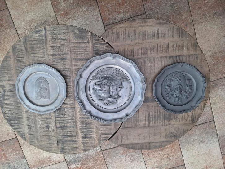 Drie Tinnen Sierborden met Reliëf, Antiek en Kunst, Antiek | Schalen, Ophalen
