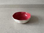 Nieuw: Serax - kom/schaal rood, uit de serie Brune Céramique, Nieuw, Ophalen of Verzenden, Kom(men), Effen
