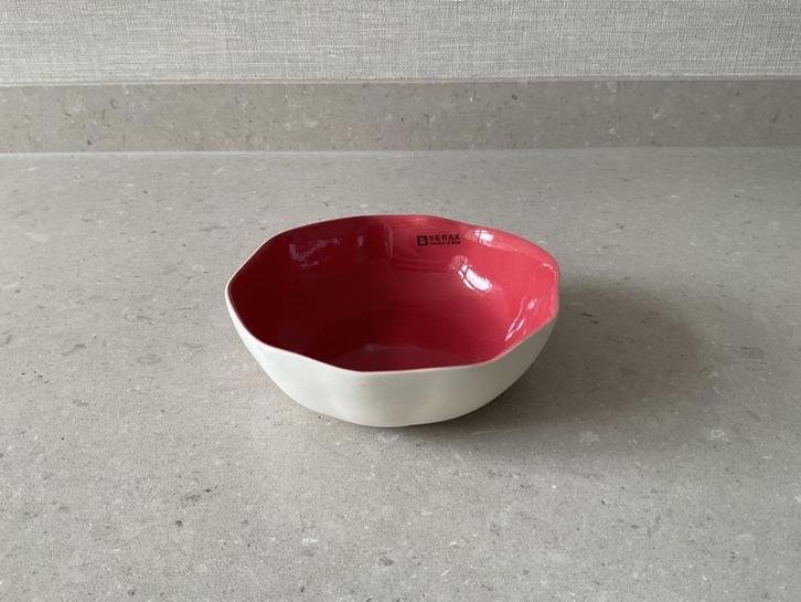 Nieuw: Serax - kom/schaal rood, uit de serie Brune Céramique, Huis en Inrichting, Keuken | Servies, Nieuw, Kom(men), Effen, Porselein
