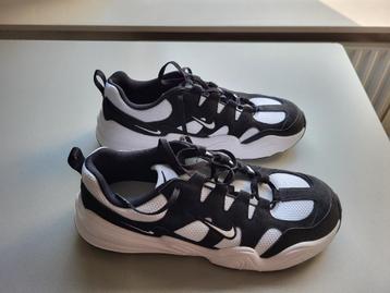 Nike Tech Hera White beschikbaar voor biedingen
