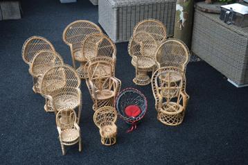 Verzameling vintage rotan Pauwenstoelen van groot naar klein beschikbaar voor biedingen