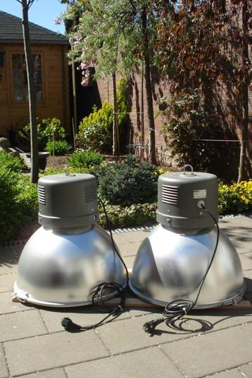 2 grote originele industriële hanglampen aluminium met lamp beschikbaar voor biedingen