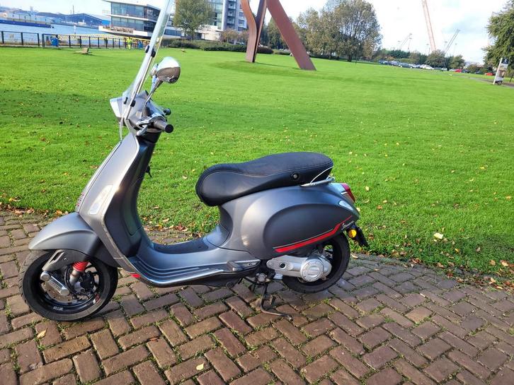 Vespa sprint geel kenteken 2023, Fietsen en Brommers, Scooters | Vespa, Zo goed als nieuw, Benzine, Ophalen
