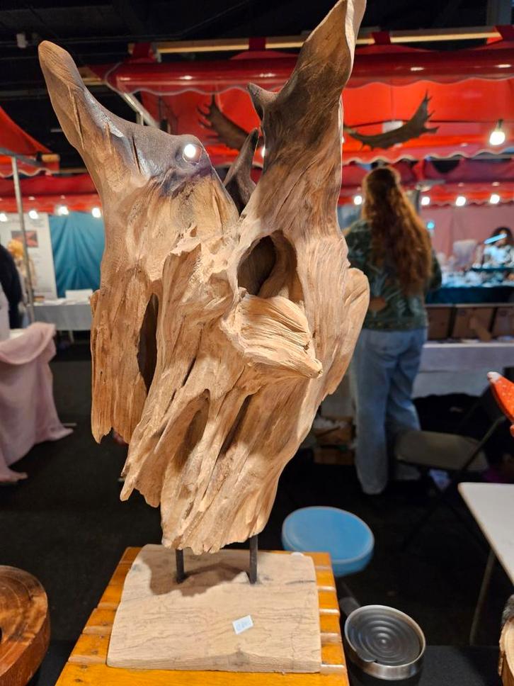 Houten sculptuur op staandaard, Antiek en Kunst, Kunst | Beelden en Houtsnijwerken, Ophalen of Verzenden