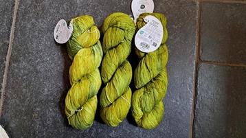 3 strengen v2032 wol/garen beschikbaar voor biedingen