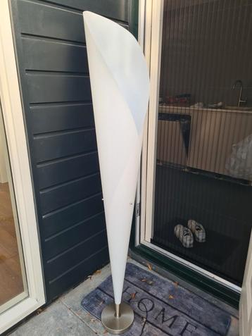 Elegante Staande Lamp beschikbaar voor biedingen