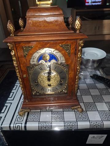 Engelse Tafelklok 1935 - Wortelnotenhout, Maanstand,  beschikbaar voor biedingen