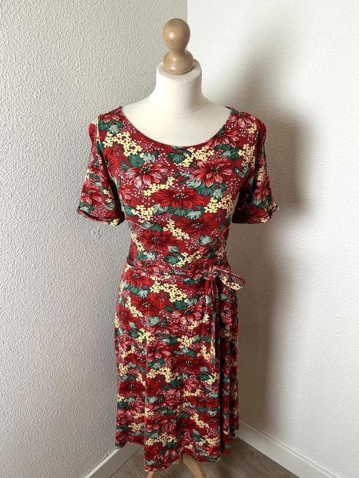 King Louie maat M wijnrood bloemen swing jurk 974, Kleding | Dames, Jurken, Zo goed als nieuw, Maat 38/40 (M), Rood, Knielengte