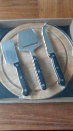 Nieuw kaasplankje met kaasbestek en kaasstolpje., Huis en Inrichting, Keuken | Bestek, Ophalen of Verzenden, Nieuw, Rvs of Chroom