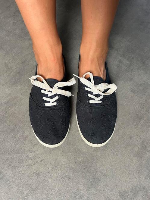 ZGAN Zwarte gympen met bloem borduursels maat 39, Kleding | Dames, Schoenen, Zo goed als nieuw, Sneakers of Gympen, Zwart, Ophalen of Verzenden