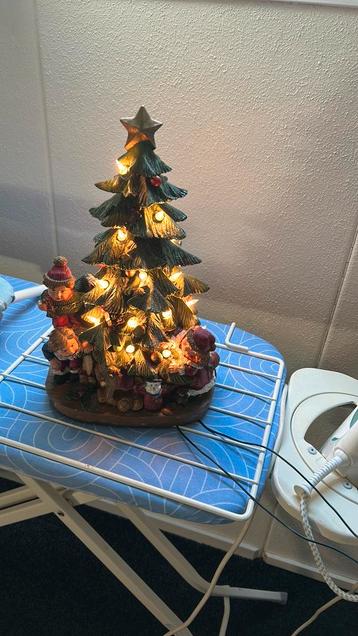 Kerst boompje met verlichting beschikbaar voor biedingen