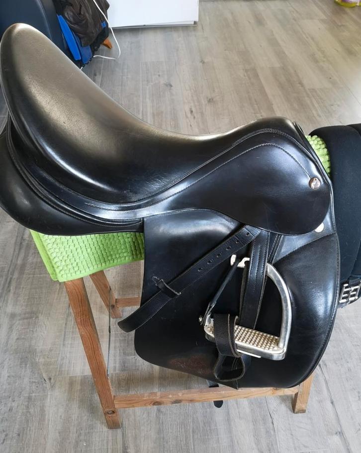 Prestige Modena 18 inch zadel, Dieren en Toebehoren, Paarden en Pony's | Zadels, Gebruikt, Dressuur, Ophalen of Verzenden
