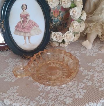 Brocante schaaltje roze glas beschikbaar voor biedingen