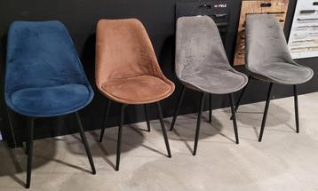 Eetkamerstoelen beschikbaar voor biedingen