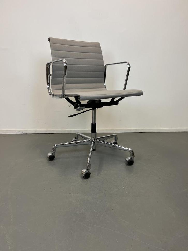 3x Vitra Eames EA 117 Bureaustoel Grijs Hopsak - Chroom, Huis en Inrichting, Bureaustoelen, Zo goed als nieuw, Bureaustoel, Beige