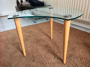 Vintage glazen salon -bijzettafel met houten  pootjes beschikbaar voor biedingen