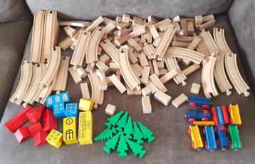 Mooie set houten treinrails met huisjes, boompjes, treinen! beschikbaar voor biedingen