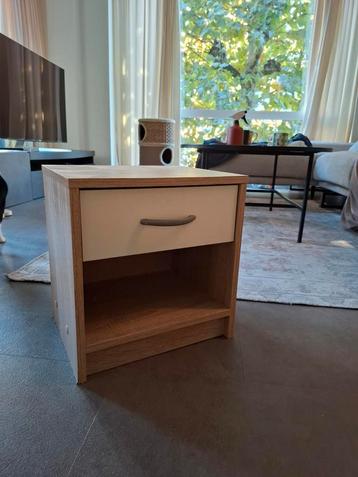 Nette houten nachtkastjes (x2) beschikbaar voor biedingen