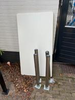 Wit bureau met ijzeren palen, Huis en Inrichting, Bureaus, Ophalen of Verzenden, Gebruikt, Bureau