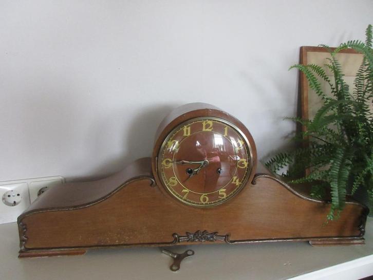 Oude pendule met bol glasen bijbehorende sleutel 70 cm breed, Antiek en Kunst, Antiek | Klokken, Ophalen