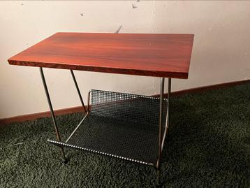 Vintage bijzettafeltje met magazijnrek  beschikbaar voor biedingen