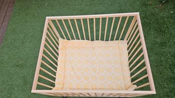 Houten babybox met matras en kleed beschikbaar voor biedingen