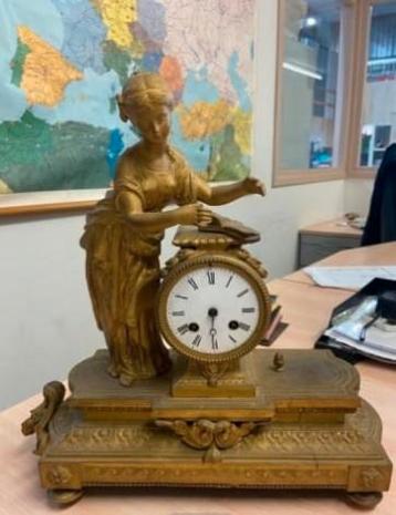 Antieke Franse Pendule met Bronzen Beeld beschikbaar voor biedingen