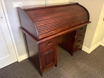 Prachtig houten rolluik bureau beschikbaar voor biedingen