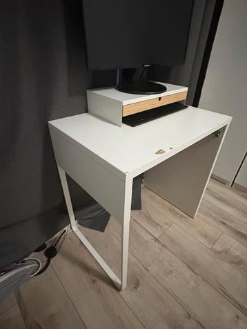 Bureau wit met opberger voor pc-scherm beschikbaar voor biedingen